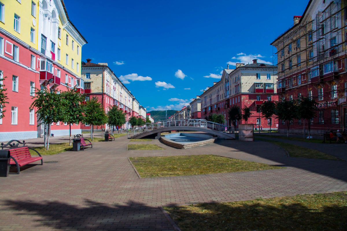 Кемеровский областной. Проспект Коммунистический Междуреченск. Междуреченск Кемеровская обл проспект Коммунистический. Междуреченск достопримечательности проспекта Коммунистический. Междуреченск центр города.