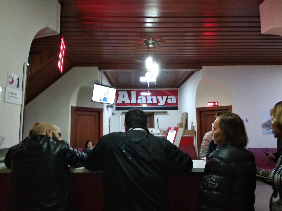 Очередь в посольстве