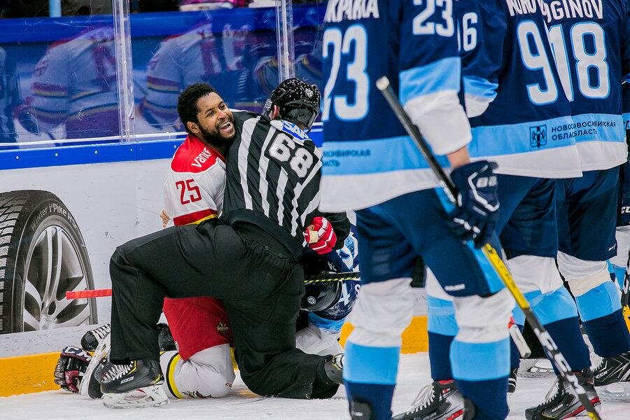 Арбитр не смог сдержаться, увидев живого обладателя Кубка Стэнли.