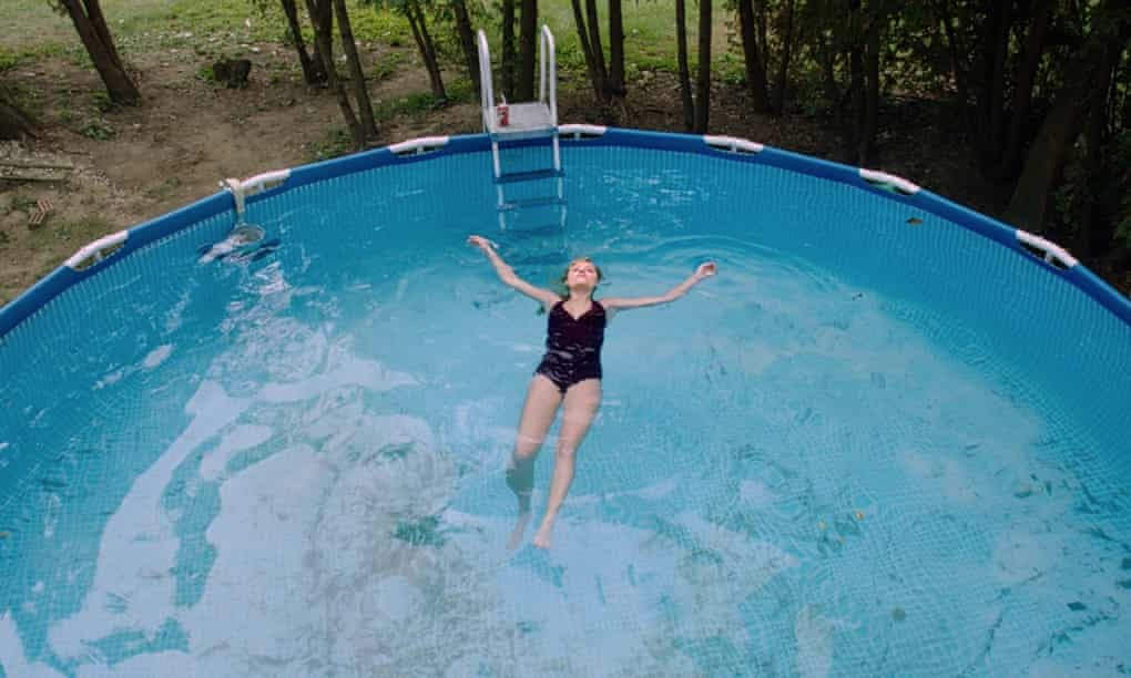 Вода как символ чистоты и личного пространства героини 