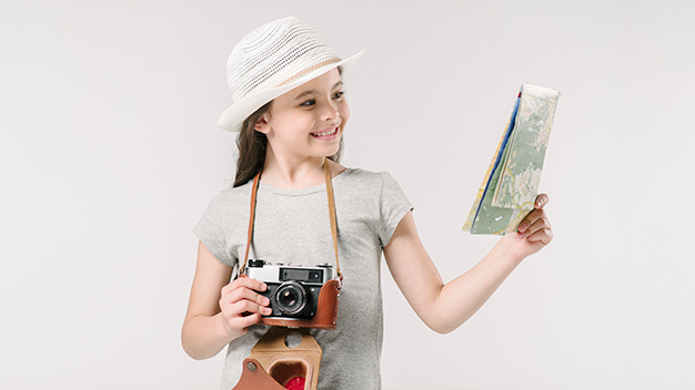 Источник фото: https://www.freepik.com/free-photo/junior-traveler-with-map-camera_2390926.htm#page=1&query=discover%20world&position=22