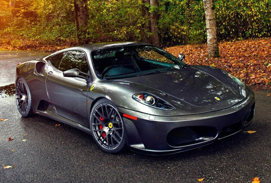 Ferrari объединяет в себе все качества спортивного автомобиля, которые так нужны любому автовладельцу.