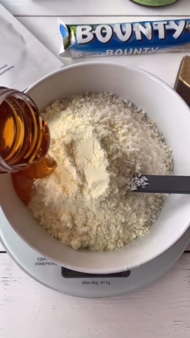 Смешиваем молоко, сухое молоко, мед и кокосовую стружку. Тщательно перемешиваем. По необходимости можем добавить ещё мёда. Нам нужно получить липкую вязкую смесь, чтобы легко сформировать батончики. 