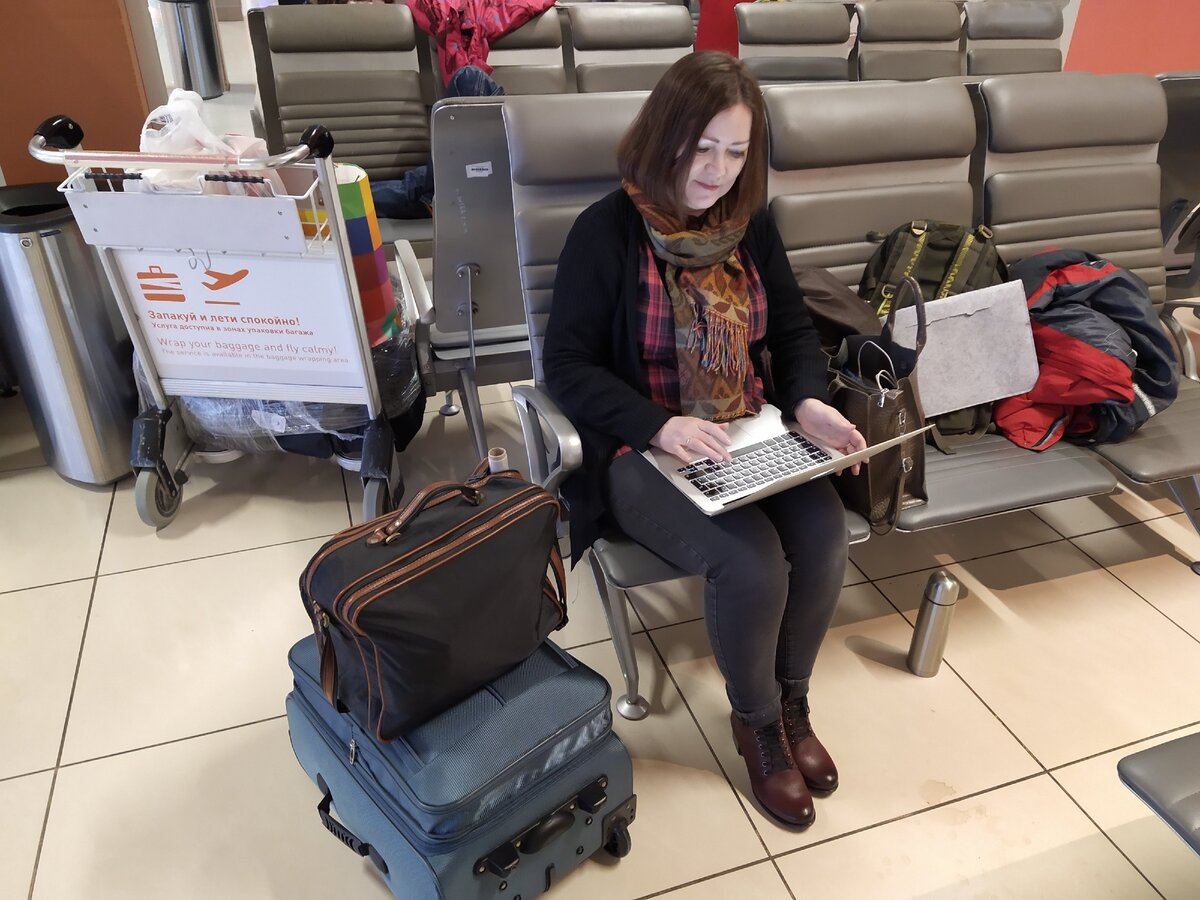 В Кольцово пишу рассказ, чтобы скоротать время.