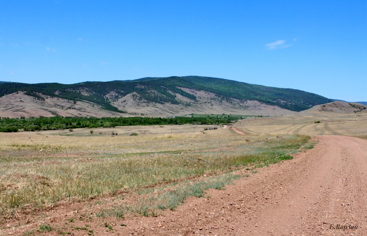 На горизонте у горы - село Верхний Сутай.