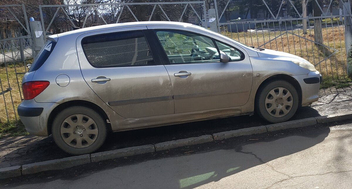 На такой машине приехал человек, припарковался и пошёл по своим делам. Абсолютно не в упрёк хозяину авто, это его дело – лишь для сравнения с моей немытой.