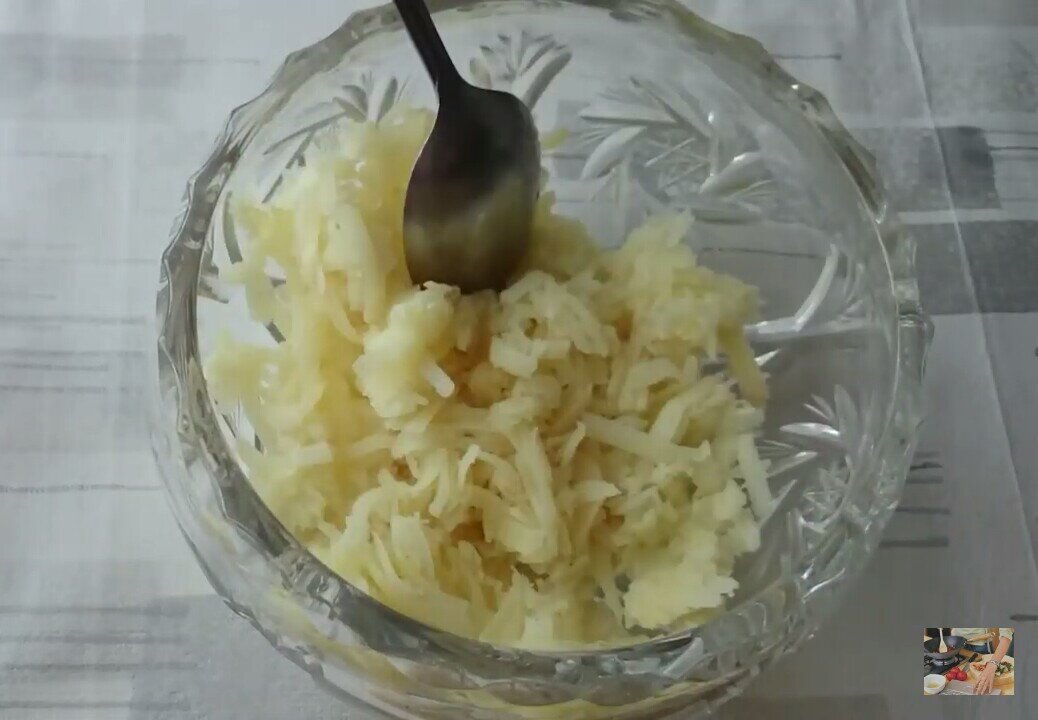 Отправляем картофель в чашу. Добавляем соль (по вкусу). Формируем