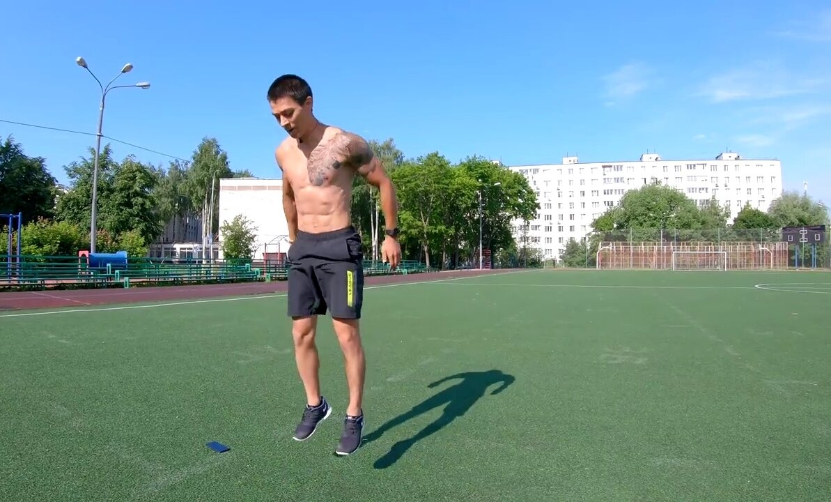 Для лучшего эффекта можно поднимать руки как можно выше.