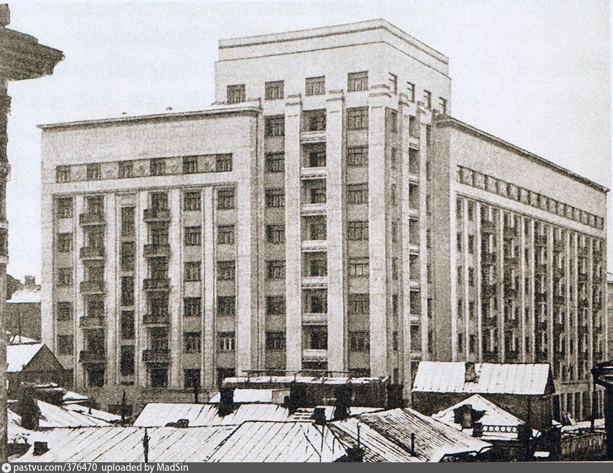Жилой дом НКВД на Покровском бульваре со стороны Покровских ворот, 1937 г. Источник Памятники архитектуры Москвы.