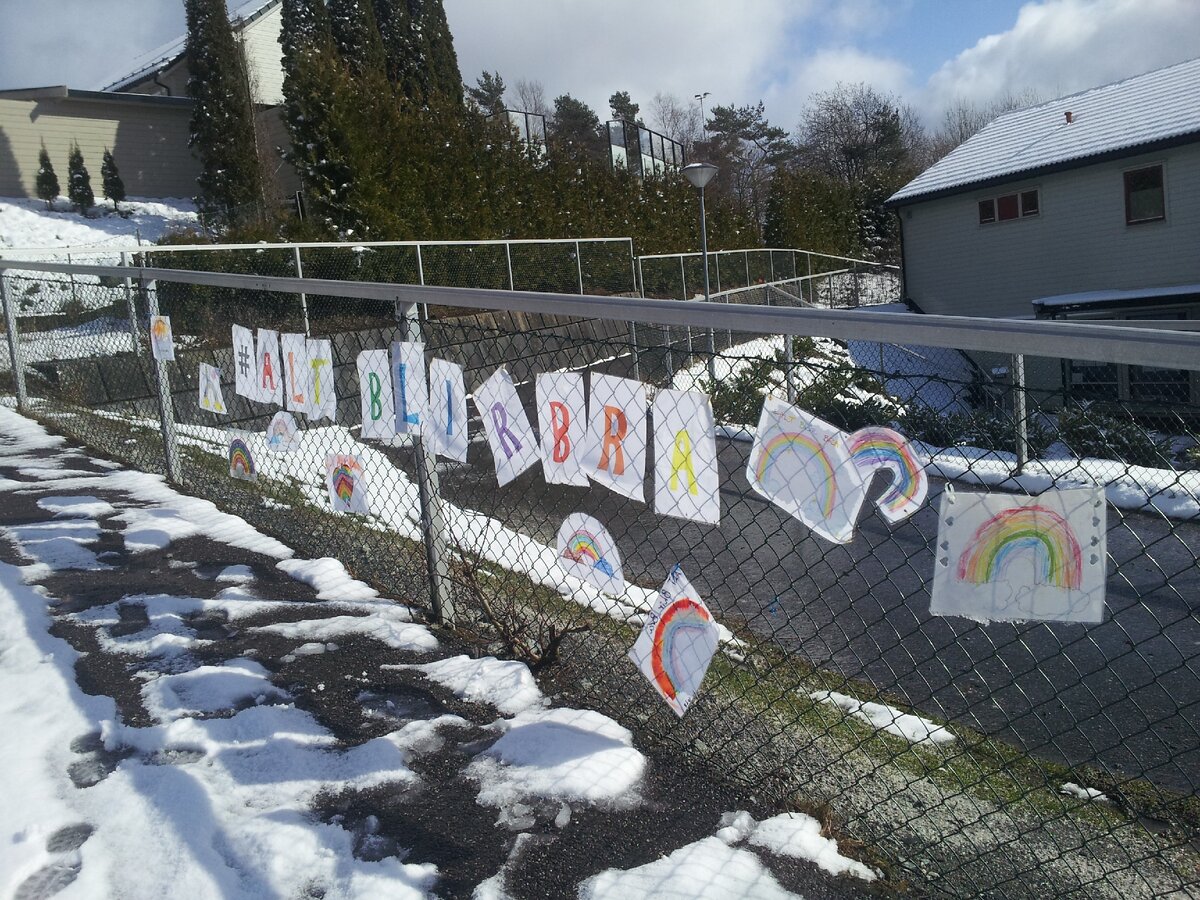 "Все будет хорошо".  Рисунки на ограде детского сада.