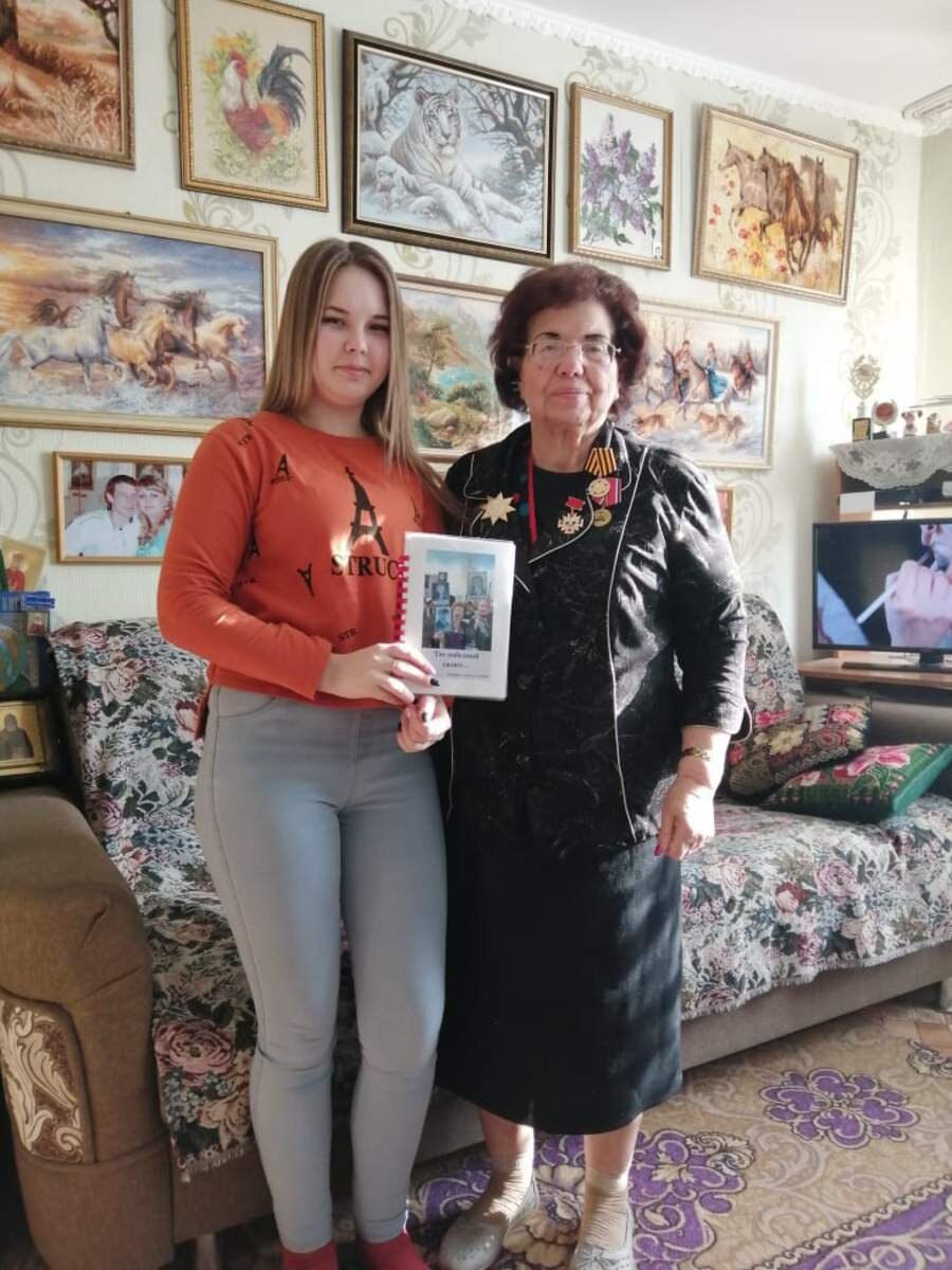 Студентка Канского педагогического техникума Ангелина Сыромятникова передала Тамаре Шикула книги "Учитель в солдатской шинели".