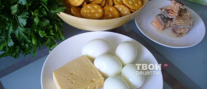 Отвариваем яйца.