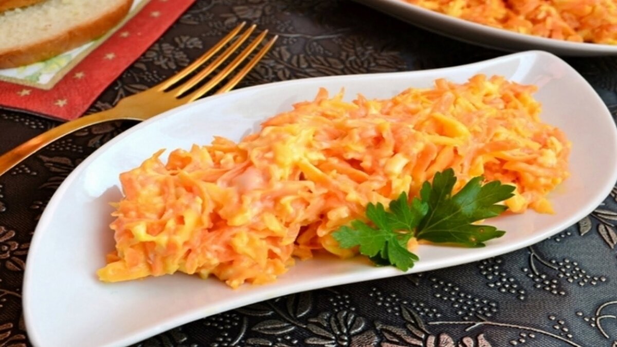 Салат из моркови с чесноком и сыром