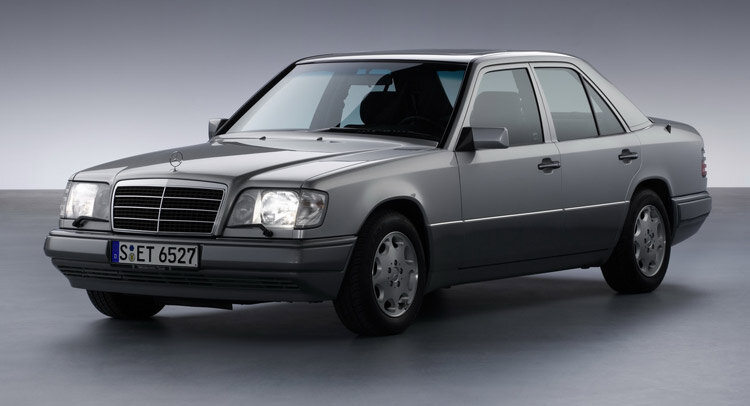 Со всех сторон этот Mercedes очень красивый , асобенно с боковой стороны , а салон был так-же красивым , качественным , удобным и в наше время очень сложно найти хороший , живой экземпляр. 