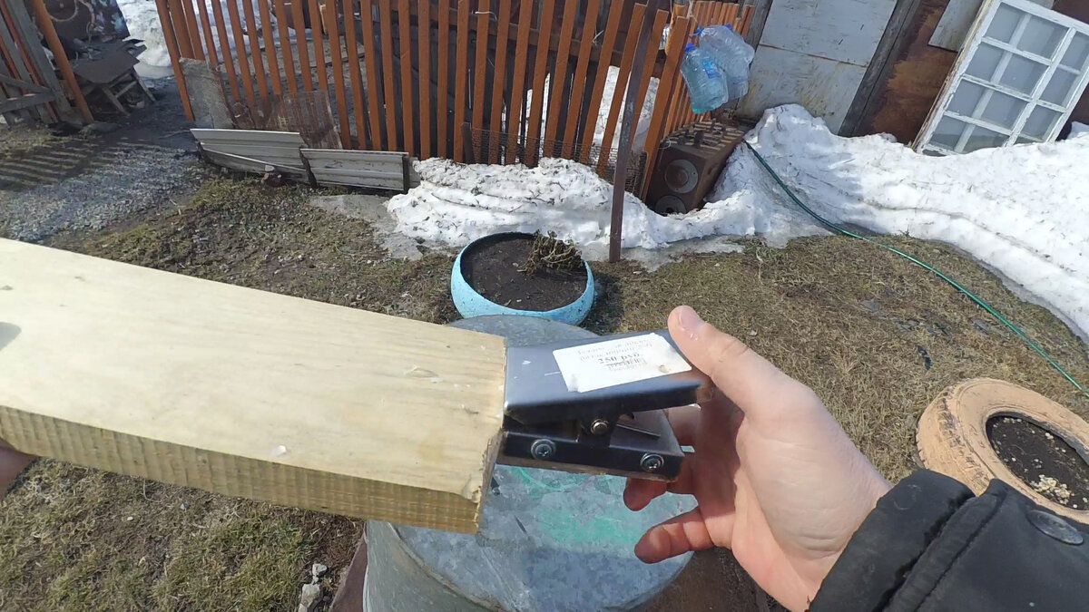 Зажим куплен в магазине, а доска найдена среди остатков строительных материалов