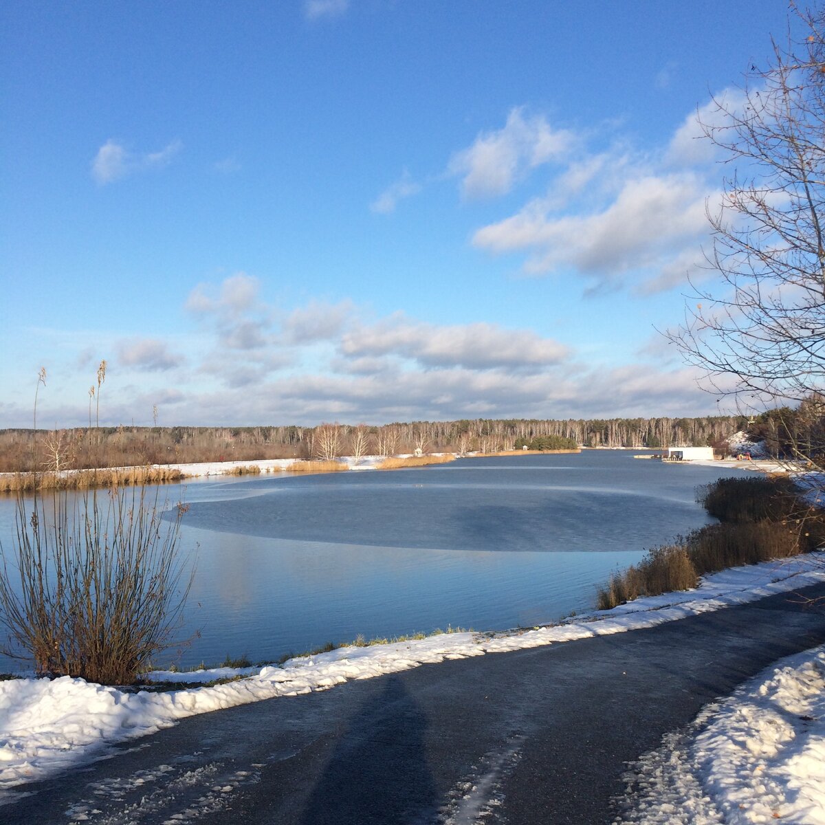 Место конечно - живописное! Рядом небольшое озеро с пляжем. Если приехать летом, то можно купаться. Зимой на коньках, лыжах можно кататься. Всё выдают бесплатно, по карте санатория.