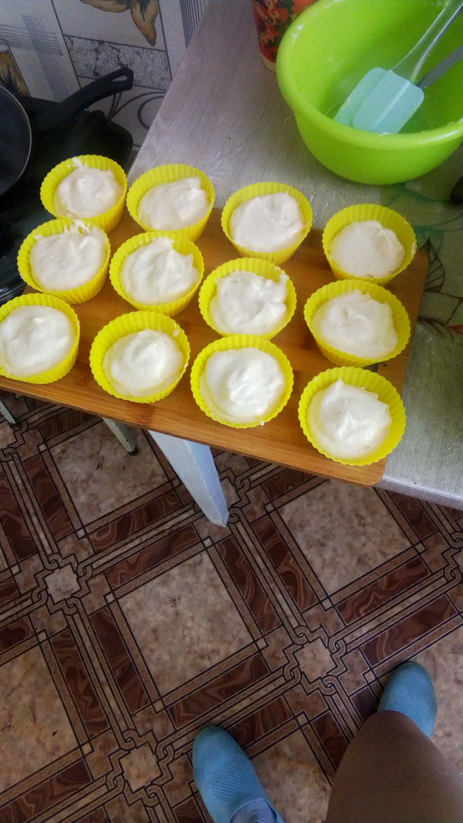 тесто я размещала в силиконовые формочки