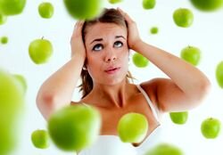 Одна из главных причин провала диеты — психологический перфекционизм. Иными словами человек настолько запрограммирован на жесткое исполнение диеты, что при любой осечке, начинает попросту эмоционально «валиться», говоря на языке спортсменов. Запомните, диета требует постоянство и самоконтроля, но любая ошибка — это не повод для того, чтобы все бросать на полпути. Соберитесь и продолжайте! Именно так можно достигнуть поставленной цели.