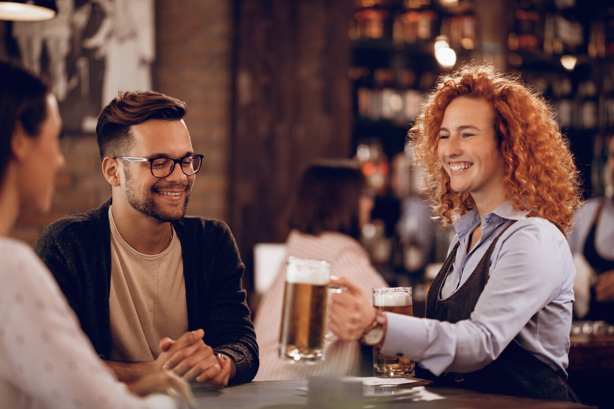 Сияющие, довольные и приятные гости = счастливый и довольный официант = высокий сервис. Проблемные и грубые гости = расстроенный и холодный официант = плохой сервис. Изображение из открытых источников.