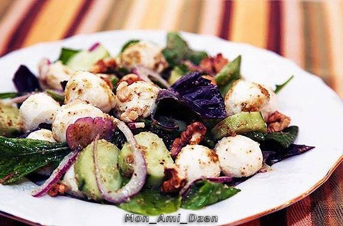 Аккуратно руками перемешать и разложить по тарелкам. 