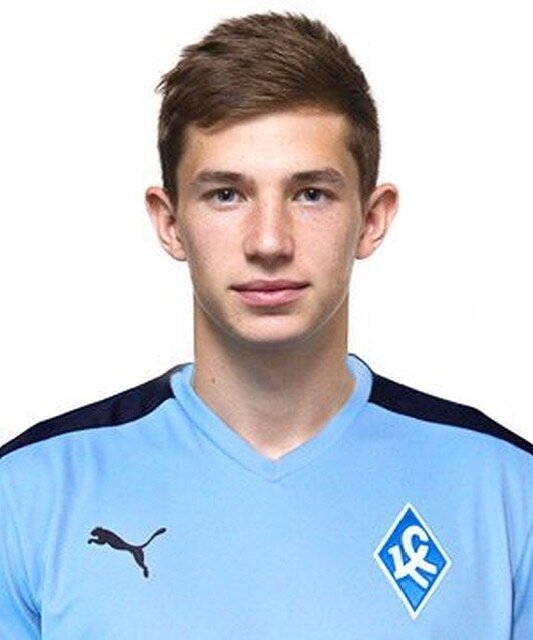 Полузащитник «Крыльев Советов» Антон Зиньковский рассказал о том, как в детстве проходил просмотр в «Спартаке».

«Приехали с папой. Зашли в кабинет, в котором сидел какой-то мужчина. Папа зашел, поздоровался, сказал, что он насчет просмотра.

На меня просто посмотрели из-за угла, и сказали, что ниже 180 сантиметров не рассматривают. Хотя мне было лет 12, по-моему… И все. Это было мой самый быстрый просмотр.