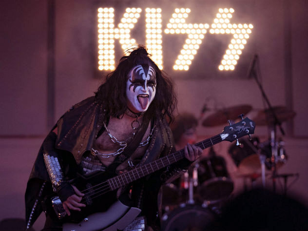 Симмонс с гримом