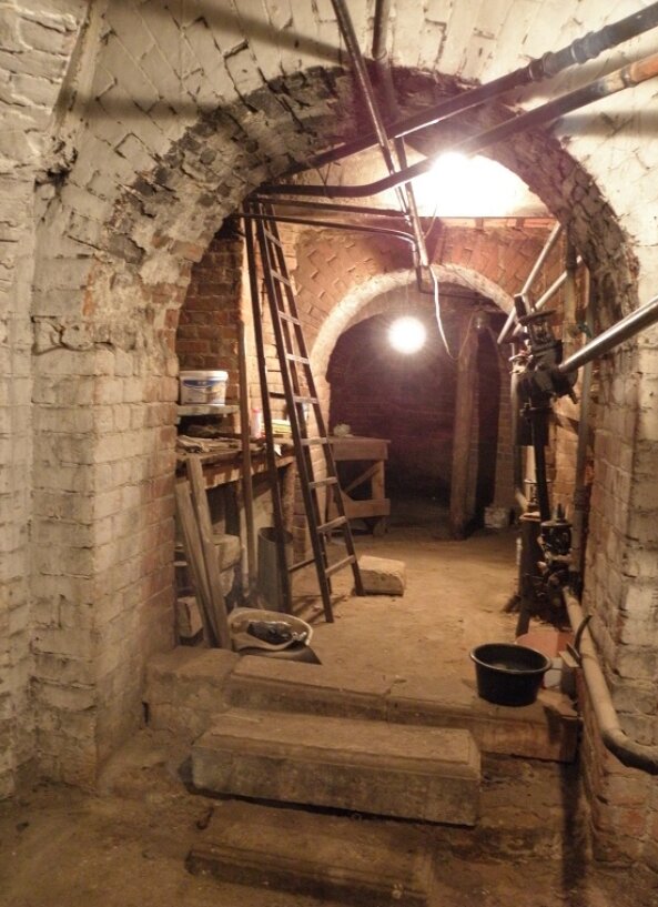 Катакомбы кладбищенской церкви.(редактированное фото.)