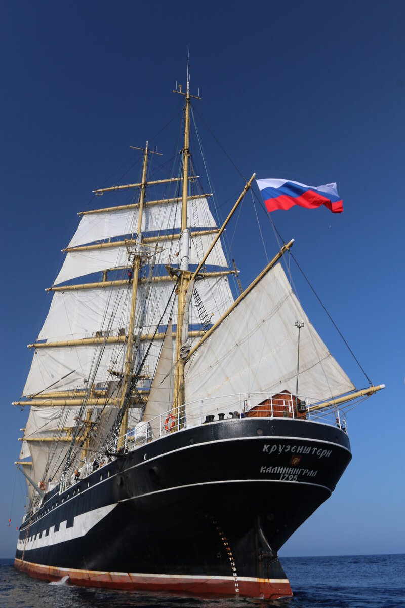 Ивижу мачты я, летящие в зените.
И вижу паруса белей, чем белый снег,
И рында для меня над палубой звенит там,
И это мой корабль пришёл ко мне во сне.
 
Ещё не решена последняя загадка,
Тревожный счёт ведёт хронометр судовой.
Кремнёвый пистолет... На старой карте складка
Легла меж островов отчетливой чертой...
 
 
Из романа "Острова и капитаны"
 