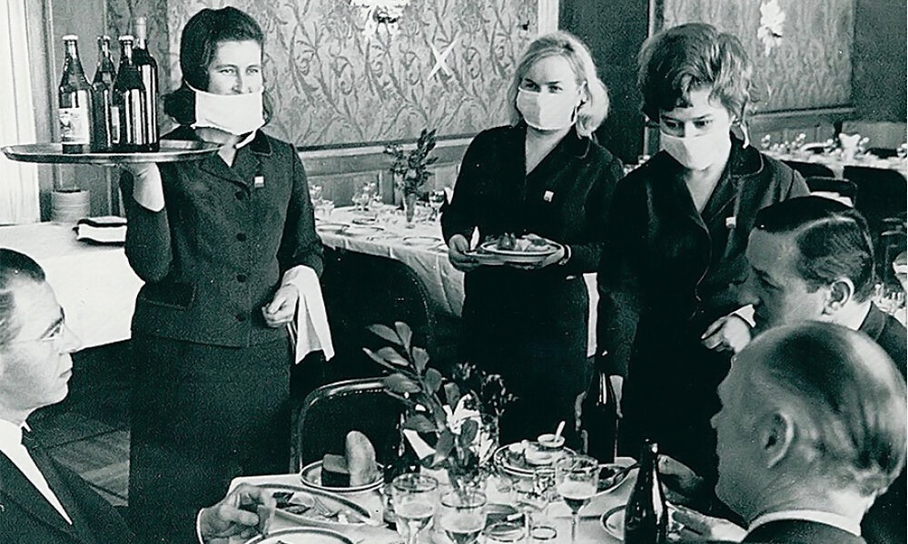 Официантки ресторана гостиницы "Националь", 1969 г. (фото историка моды А. Васильева). Маски на них надеты потому, что в это время в мире была эпидемия гонконгского гриппа. 