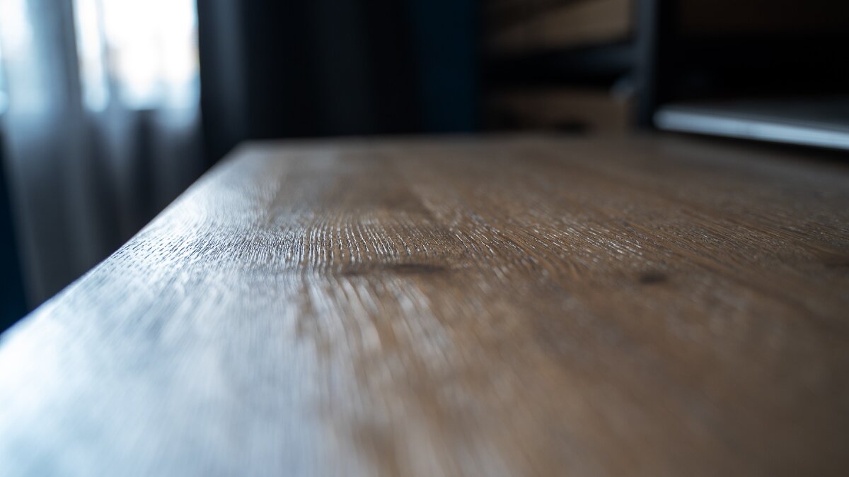 Столешница: основание из МДФ, на которое наклеен толстый шпон (7 мм)