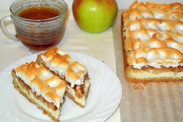 ОЧЕНЬ ВКУСНЫЙ ПЕСОЧНЫЙ ПИРОГ С ТВОРОЖНО-ЯБЛОЧНОЙ НАЧИНКОЙ И ВЕРХУШКОЙ-БЕЗЕ.  
Много на своем веку повидала я пирогов - и яблочных и всяких других. Но рецепт этого пирога поселился в мою кулинарную книгу навсегда - очень вкусный, необычный и нежный. Нежный творожно-яблочный пирог, с потрясающим вкусом, никого не оставит равнодушным! А простота приготовления и доступность ингредиентов позволят насладиться как процессом, так и результатом. Пирог представляет собой удачное сочетание рассыпчатого песочного теста, мягкого нежного ванильного творога, сладких яблок с коричной ноткой и верхнего слоя безе. 