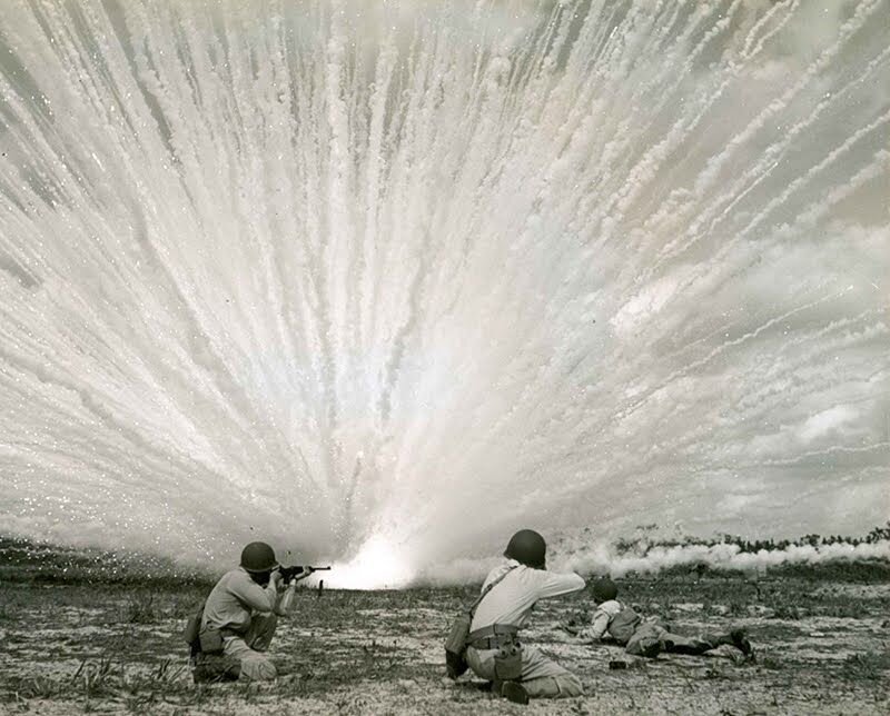 Взрыв белого фосфора 1945г. Инженерный Корпус. Источник: pinterest.com