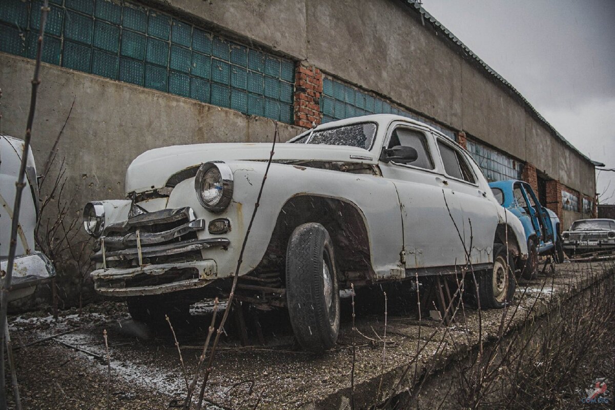 В старом гаражном кооперативе обнаружил спрятанные и забытые легенды советского автопрома