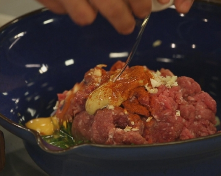 Нарезать лук и чеснок и смешать с мясным фаршем, горчицей, перцем чили, яйцом, сухарями, перцем и солью. Хорошо перемешайте и оставьте в холодильнике на 2 часа.