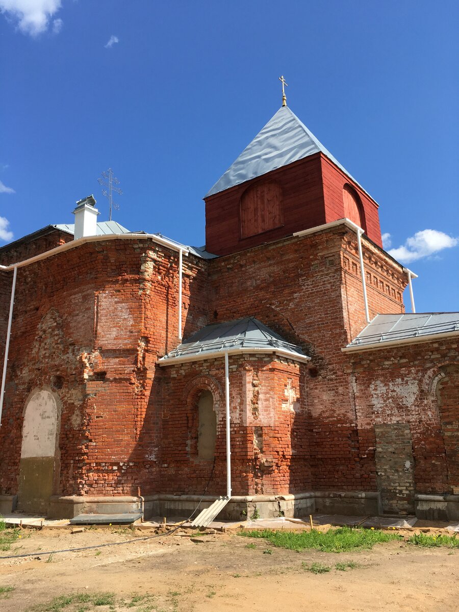 Почему у Петропавловского храма в посёлке Новописцово деревянная голова |  travelstar_ushka | Дзен