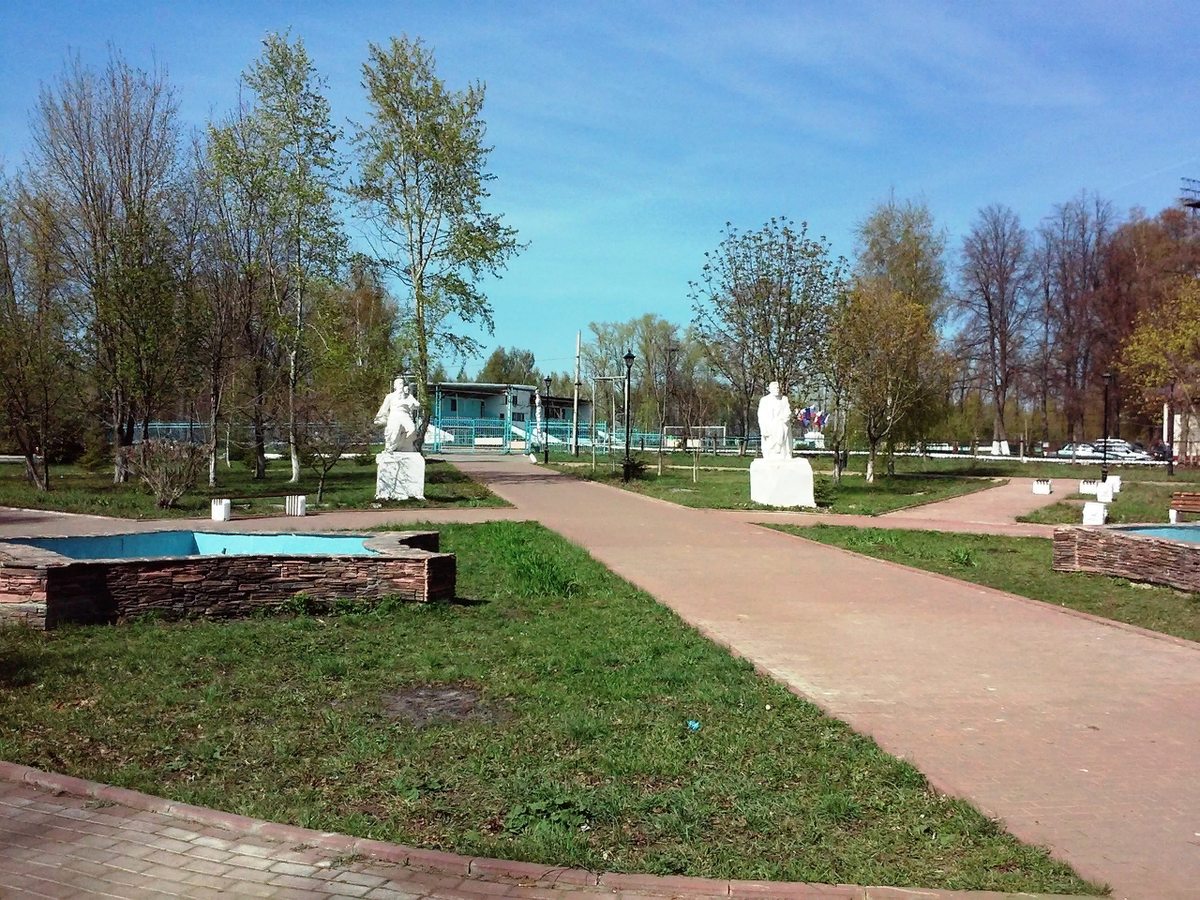 Неплохой парк и скамеечки для разогрева перед матчами, хотя учитывая, что местная команда играет в первенстве области, можно разогреваться прям на стадионе. Фонтаны пока еще не включены были, летом должно быть неплохо.