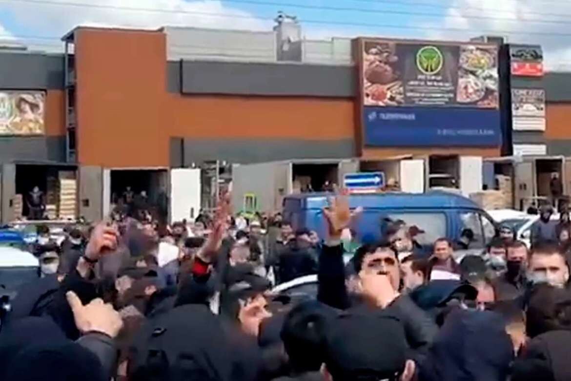 Владелец фуд сити в москве. Хозяин рынка фуд Сити. Мигранты новая Москва фуд Сити. Фуд Сити азербайджанцы. Фуд Сити армяне.