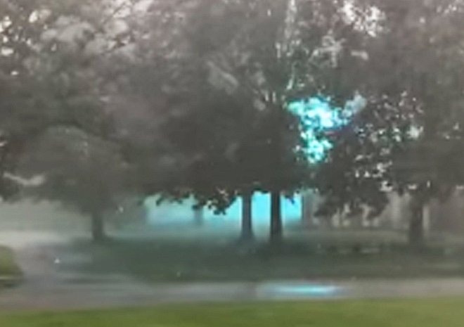 Огромная шаровая молния за деревьями. Источник: яндекс-картинки.