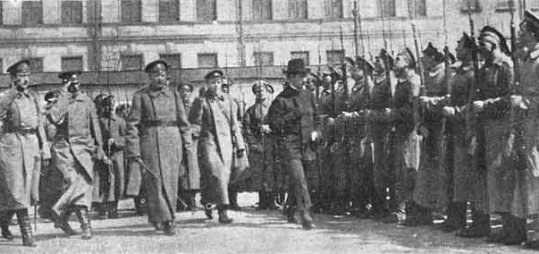 Керенский, в сопровождении полк. Назимова, обходит фронт гвардии запасного батальона Семеновского полка. (Фот. К.К.Булла)