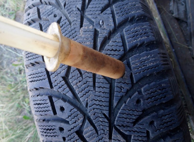 Как правильно зашиповать шину авто своими руками?