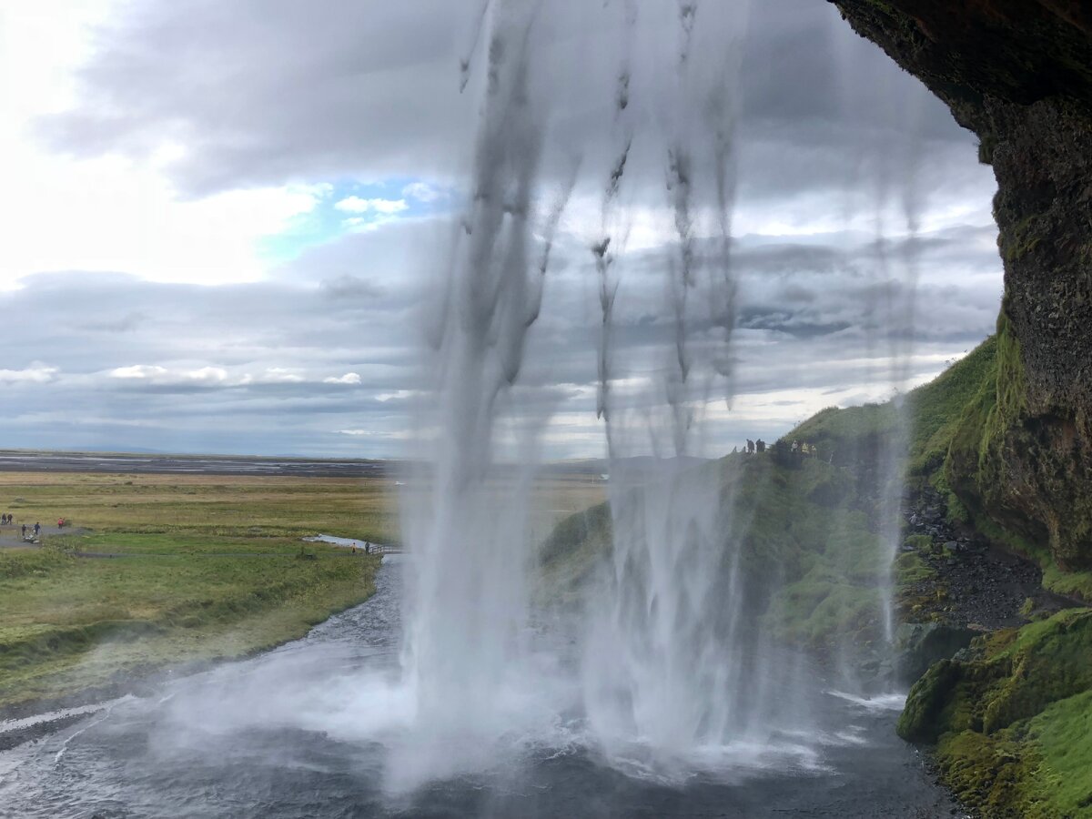 Фото внутри водопада Сельяландсфосс. Фото автора.