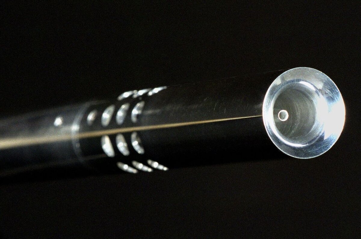 Комбинированный приёмник воздушного давления. Отверстия в середине - приёмник статического давления. Источник: wikimedia.org.