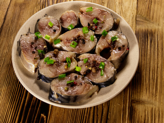 Этот рецепт, точно, оценят занятые хозяйки, которые и сами любят полакомиться рыбкой, и родных порадовать вкусненьким. По сути, никакого копчения в рецепте нет, но вот вкус у скумбрии получается, и вправду, очень похожим на вкус копченой. Готовится она просто и только из натуральных ингредиентов.