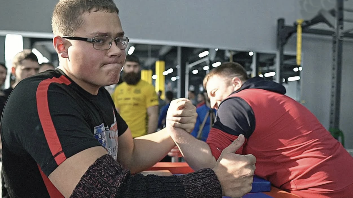 Скул бой ренивей. Армрестлер Сарычев schoolboy. Сарычев армрестлинг.