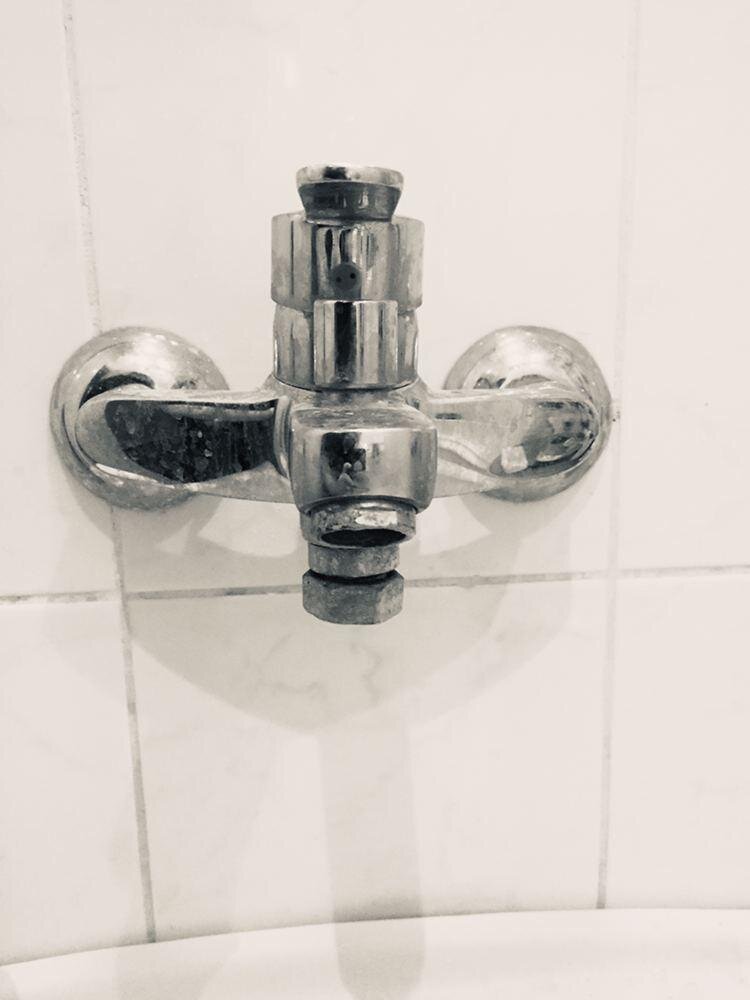 Кран древний как саркофаг первого фараона и разводы с него уже не счищаются