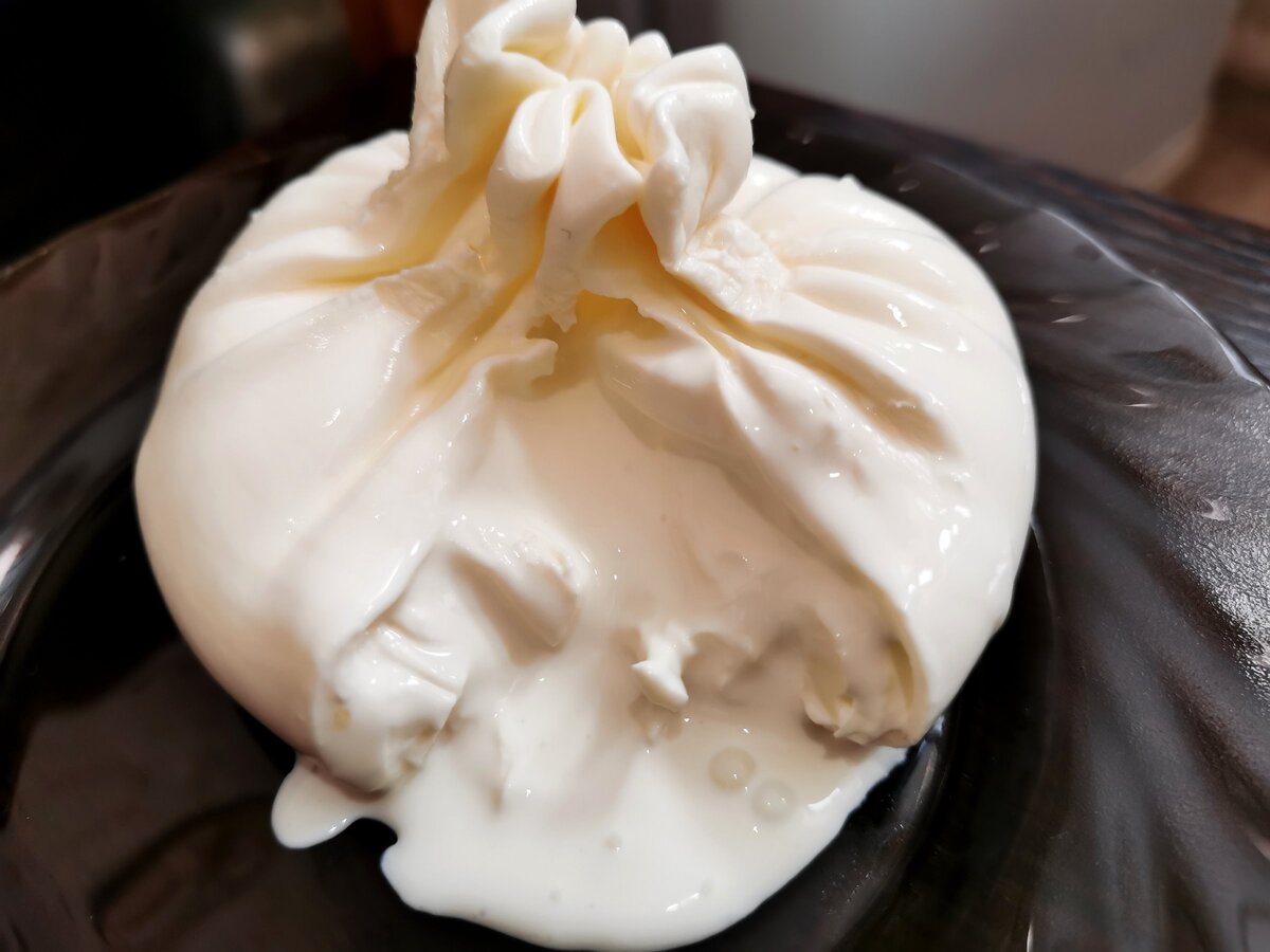 Разрезанная буррата.