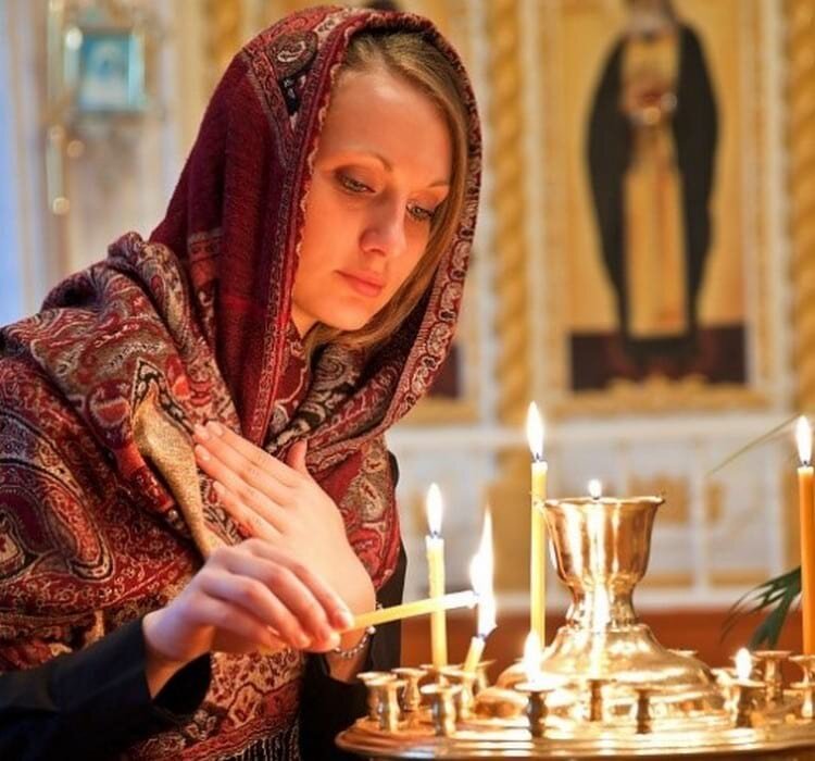 Плетешься утром на Литургию, а сама мыслями еще в теплой постельке, да и думаешь о том, что что то там колет, а там тянет, лучше бы полежать, отдохнуть, ведь выходной же. 