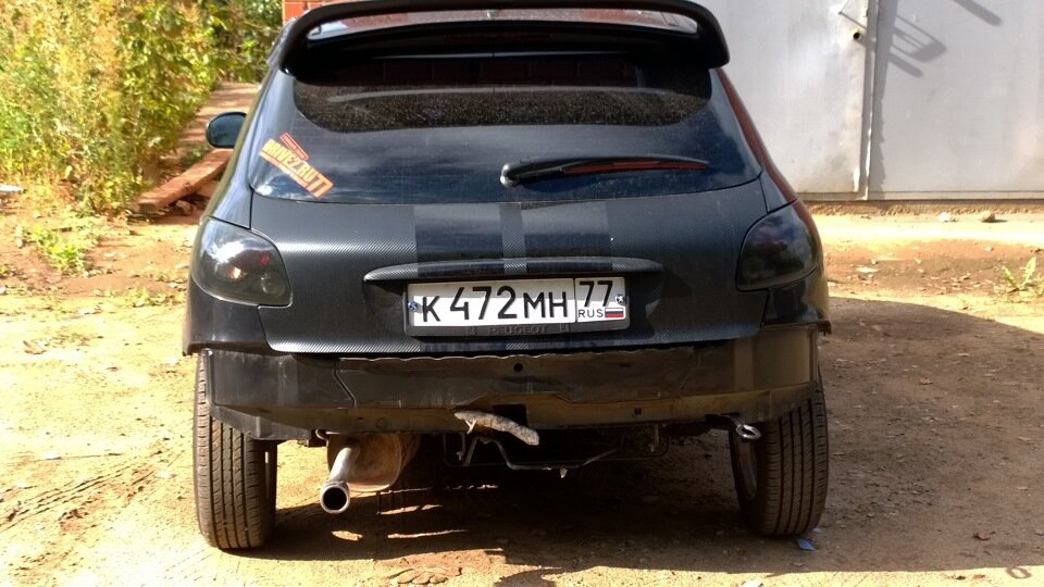 бампер держится на пять болтах, три сверху и два по бокам 