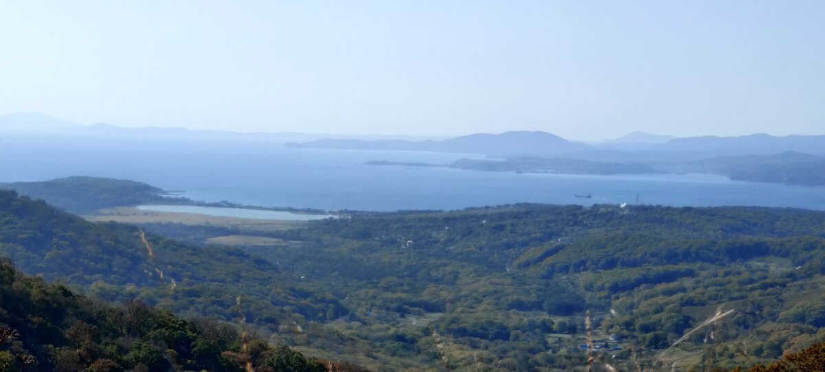 Залив Восток и озеро Лебединое