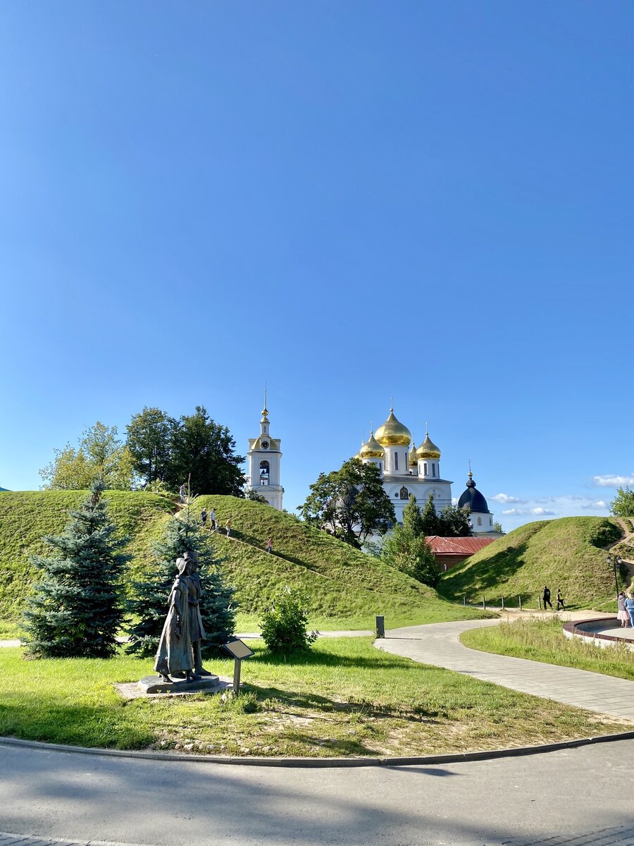 Ухоженный город. Дмитровский Кремль. Дмитровский Кремль скульптуры. Самые благоустроенные города России. Дмитровский Кремль горки.